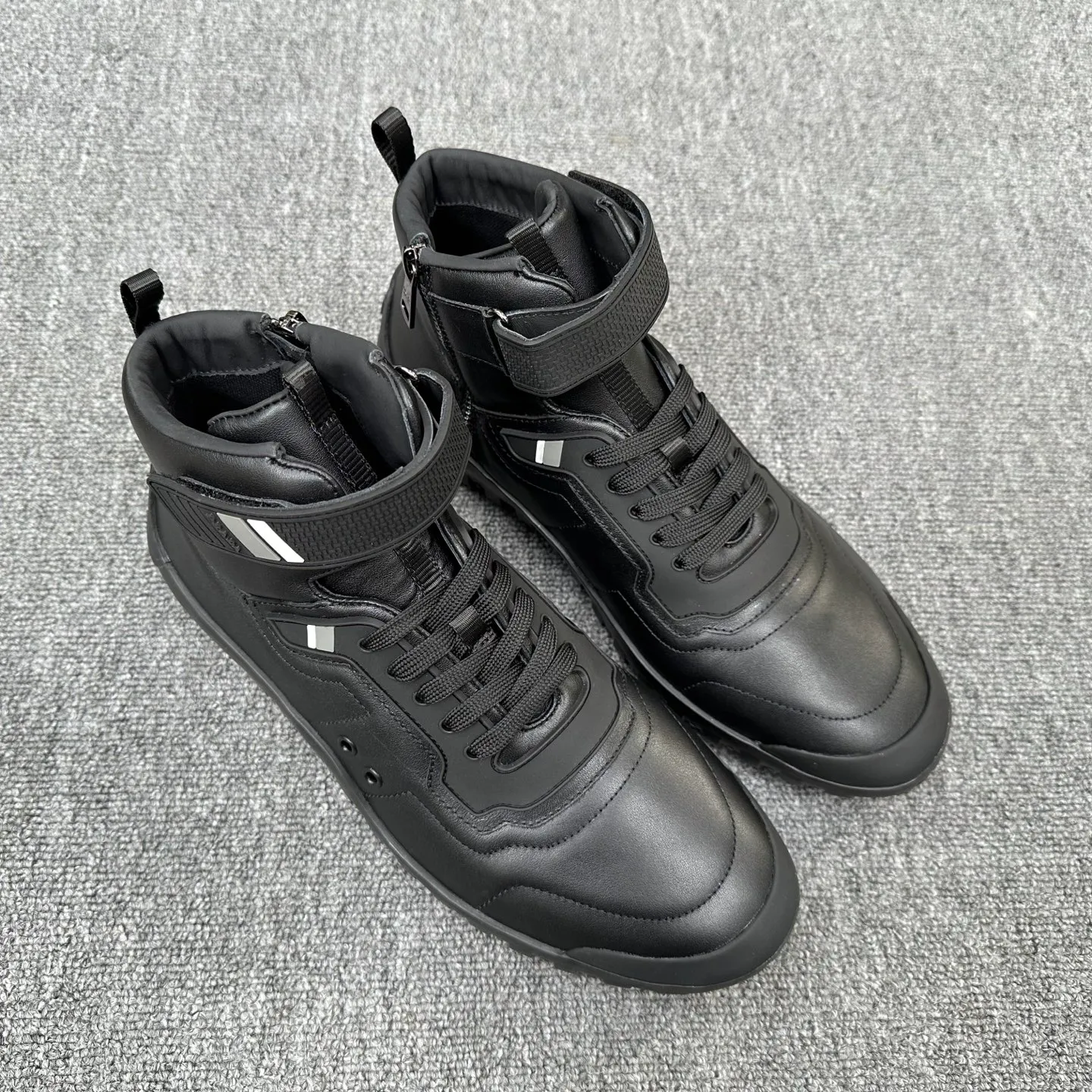 💰880 Prada/Prada’s new men’s spliced ​​casual sports boots! The shoe's exquisite stitching outlines a unique geometric texture, and contemporary lines and details reinterpret the classic sports style. The upper is made of ultra-official material, and the lining is full cowhide. It is lightweight, breathable, practical and versatile. The tongue is decorated with the Prada Milano logo, and the logo print is embellished with the laces. It is paired with a 2.5cm two-color rubber sole to create a comfortable wearing experience. Comes with full set of original packaging dust bag! Size: 39-40-41-42-43-44 (45 customized) standard leather shoe size Item number: 41274651